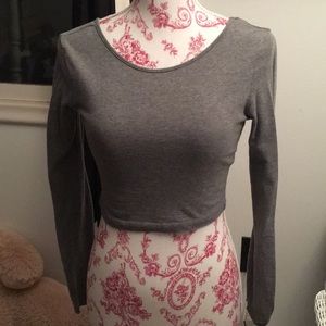 Long sleeved gray crop top